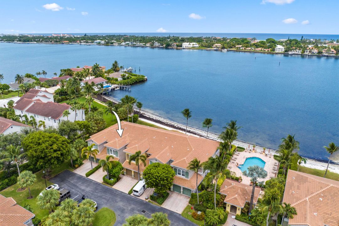 Под контрактом: $1,295,000 (3 спален, 2 ванн, 2433 Квадратных фут)