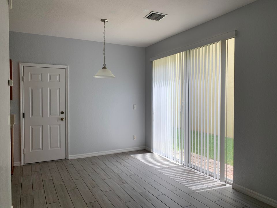 Active With Contract: $2,075 (3 beds, 2 baths, 1582 Square Feet)