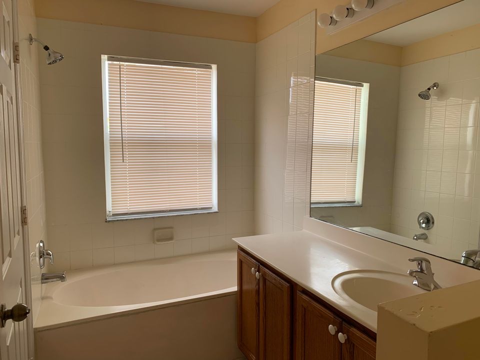 Active With Contract: $2,075 (3 beds, 2 baths, 1582 Square Feet)