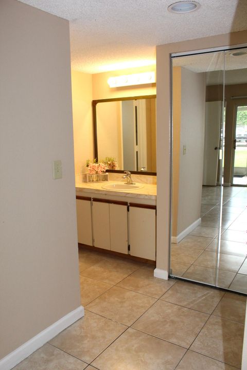 Active With Contract: $159,900 (2 beds, 2 baths, 782 Square Feet)