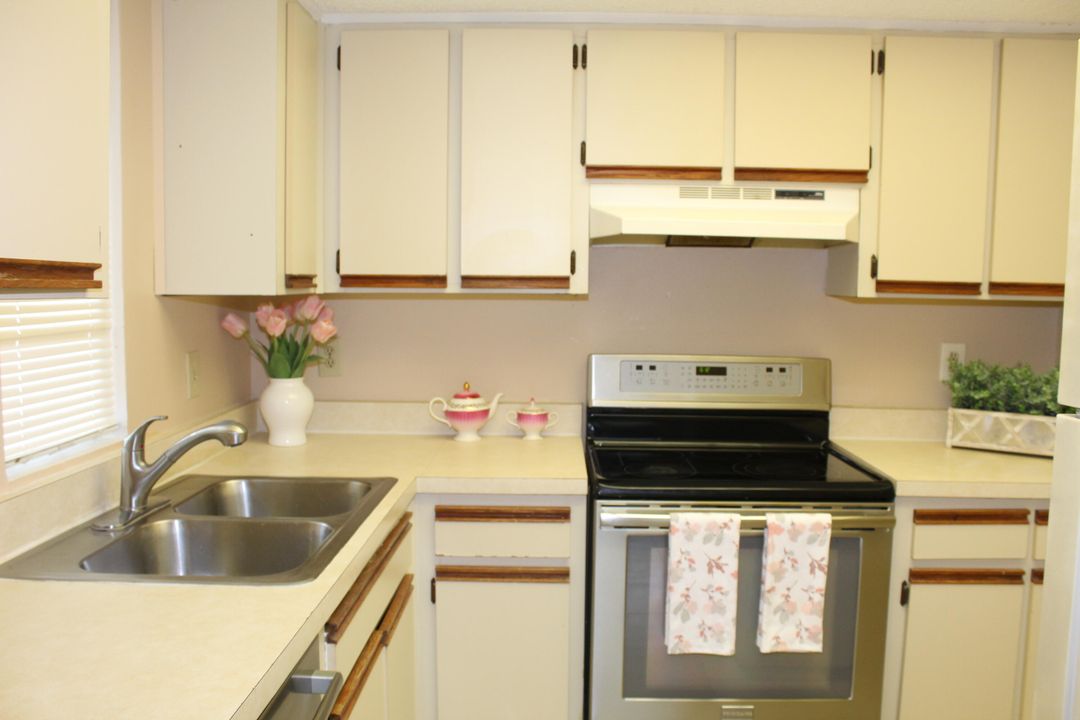 Active With Contract: $159,900 (2 beds, 2 baths, 782 Square Feet)