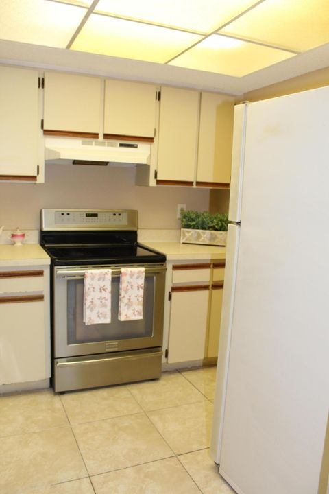 Active With Contract: $159,900 (2 beds, 2 baths, 782 Square Feet)