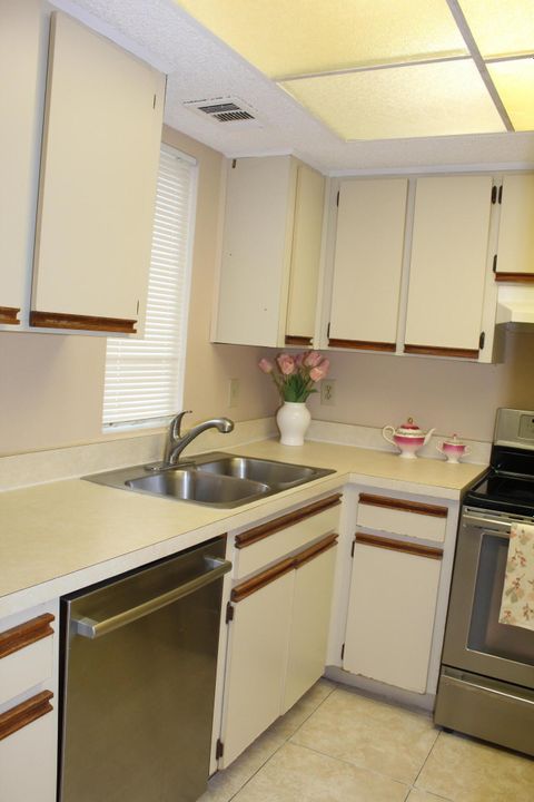 Active With Contract: $159,900 (2 beds, 2 baths, 782 Square Feet)