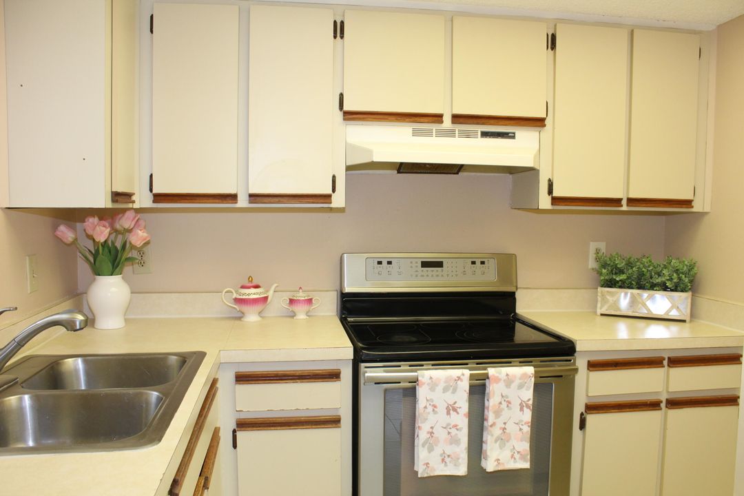 Active With Contract: $159,900 (2 beds, 2 baths, 782 Square Feet)