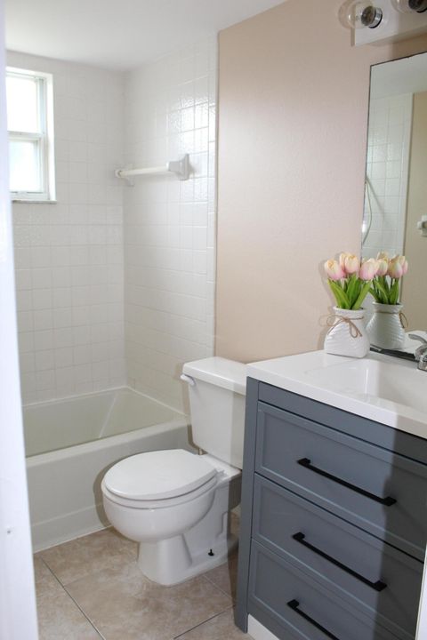 Active With Contract: $159,900 (2 beds, 2 baths, 782 Square Feet)