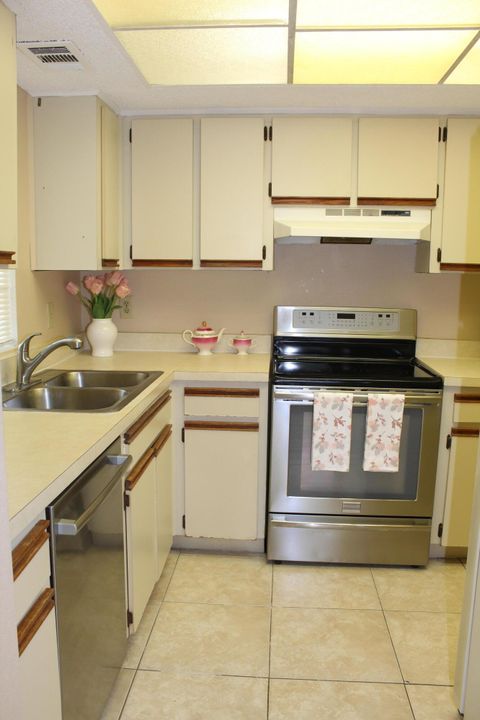 Active With Contract: $159,900 (2 beds, 2 baths, 782 Square Feet)