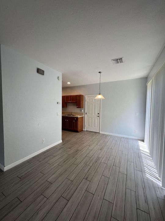 Active With Contract: $2,075 (3 beds, 2 baths, 1582 Square Feet)