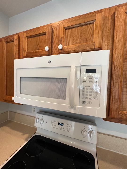 Active With Contract: $2,075 (3 beds, 2 baths, 1582 Square Feet)