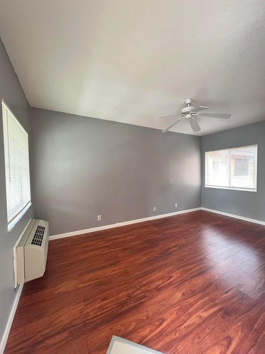 出租: $1,150 (1 贝兹, 1 浴室, 400 平方英尺)