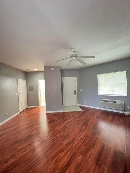 出租: $1,150 (1 贝兹, 1 浴室, 400 平方英尺)