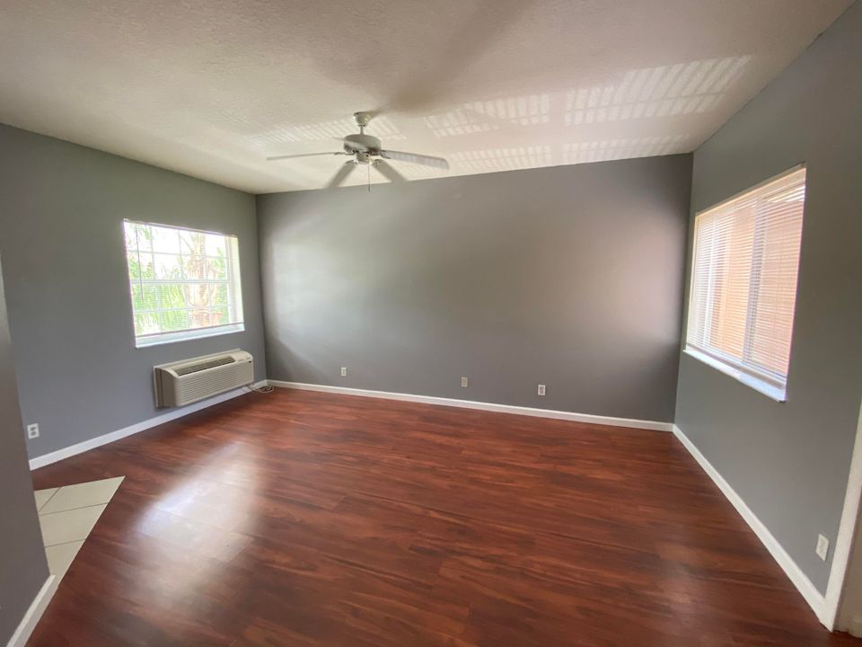 出租: $1,150 (1 贝兹, 1 浴室, 400 平方英尺)