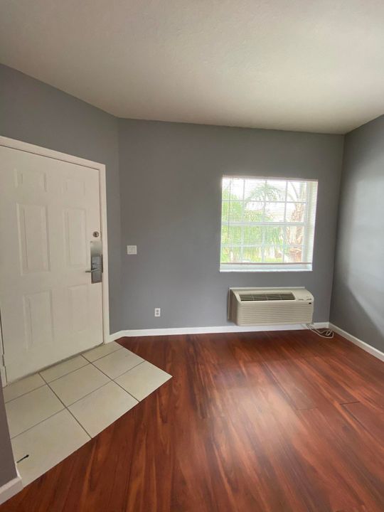 出租: $1,150 (1 贝兹, 1 浴室, 400 平方英尺)