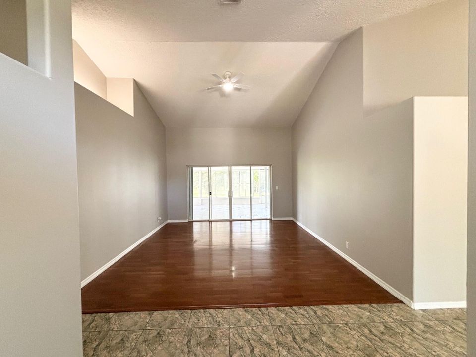 Activo con contrato: $499,000 (3 camas, 3 baños, 2443 Pies cuadrados)