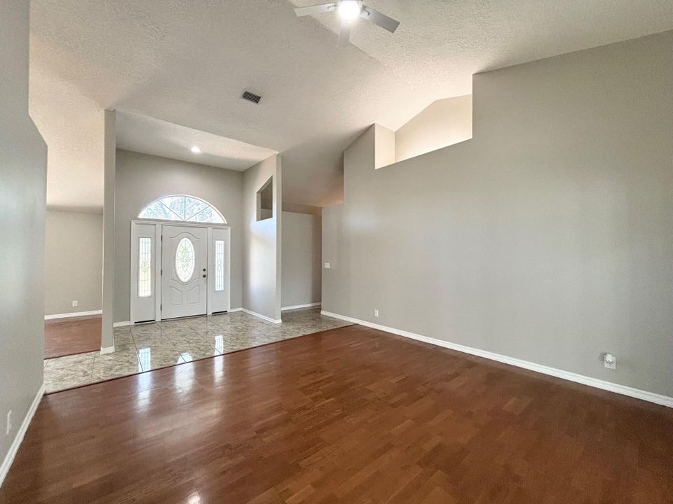 Activo con contrato: $499,000 (3 camas, 3 baños, 2443 Pies cuadrados)