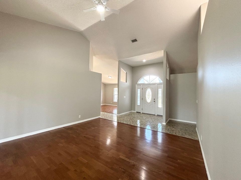 Activo con contrato: $499,000 (3 camas, 3 baños, 2443 Pies cuadrados)