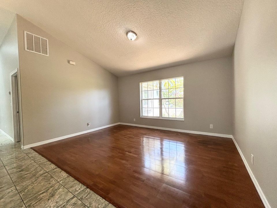 Activo con contrato: $499,000 (3 camas, 3 baños, 2443 Pies cuadrados)