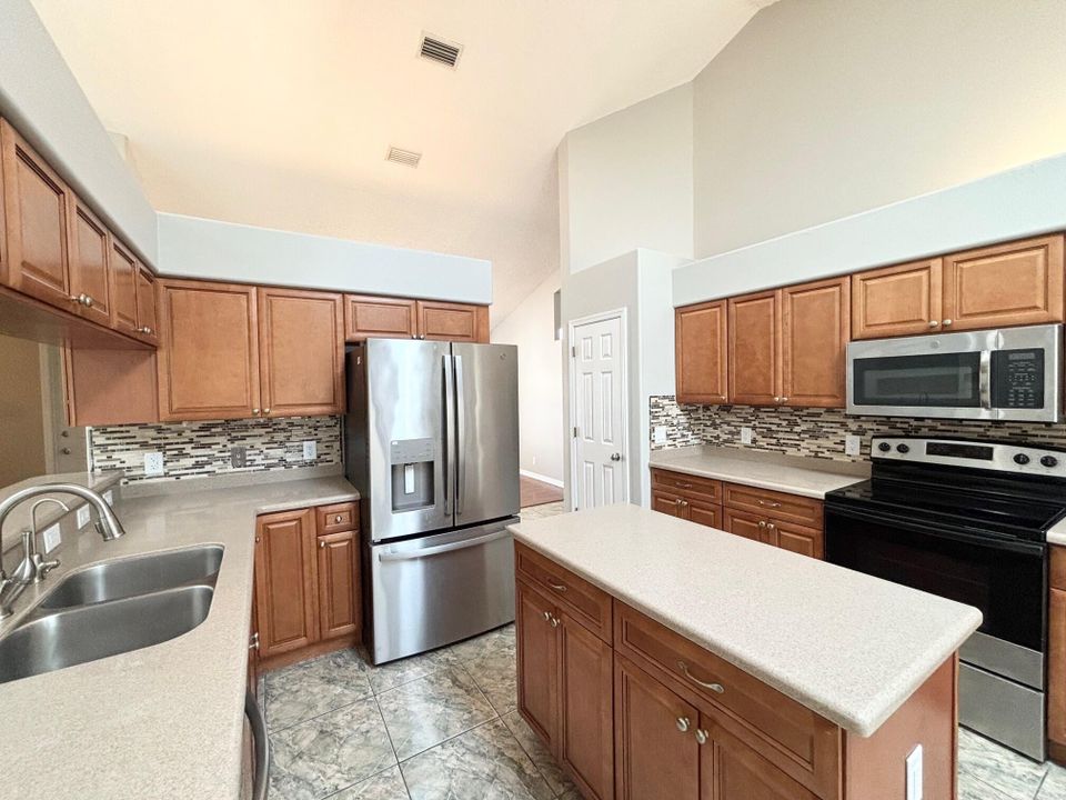 Activo con contrato: $499,000 (3 camas, 3 baños, 2443 Pies cuadrados)