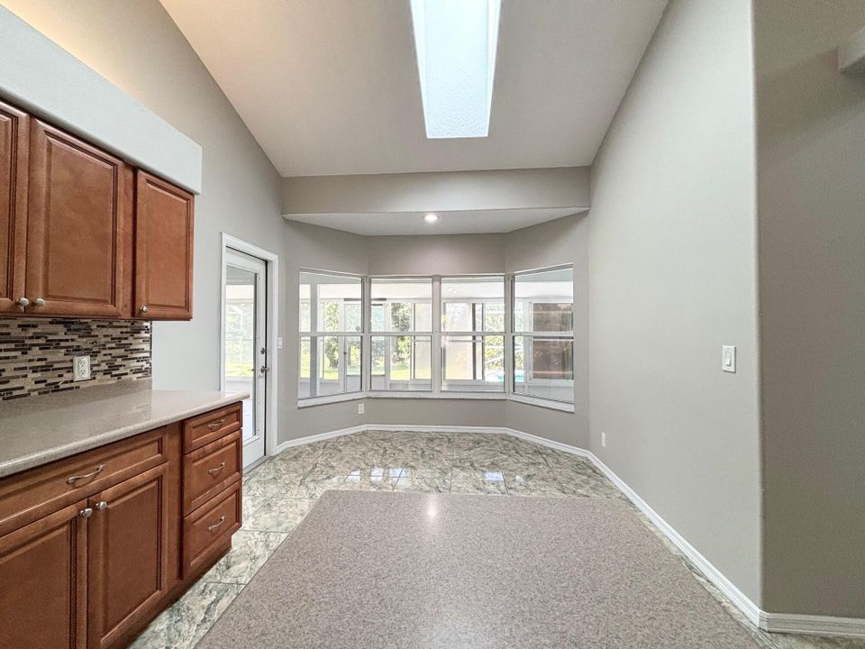 Activo con contrato: $499,000 (3 camas, 3 baños, 2443 Pies cuadrados)