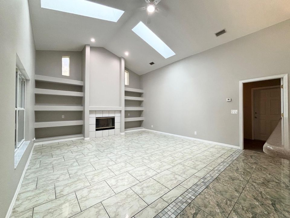 Activo con contrato: $499,000 (3 camas, 3 baños, 2443 Pies cuadrados)