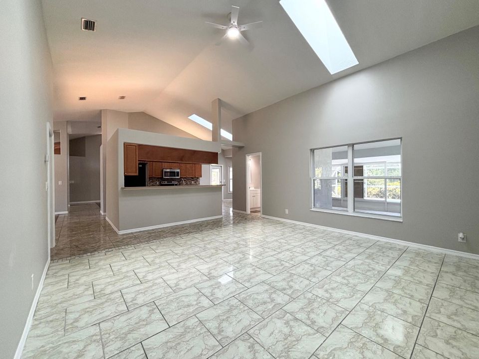 Activo con contrato: $499,000 (3 camas, 3 baños, 2443 Pies cuadrados)