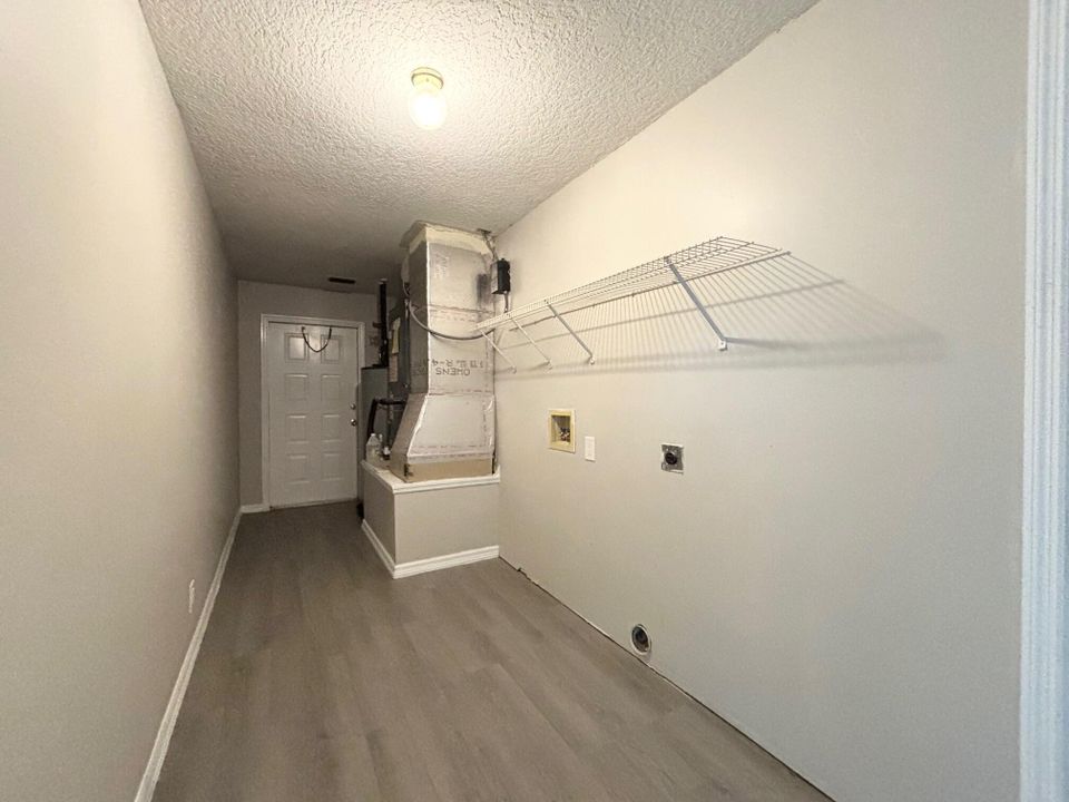 Activo con contrato: $499,000 (3 camas, 3 baños, 2443 Pies cuadrados)