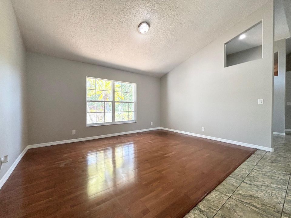 Activo con contrato: $499,000 (3 camas, 3 baños, 2443 Pies cuadrados)