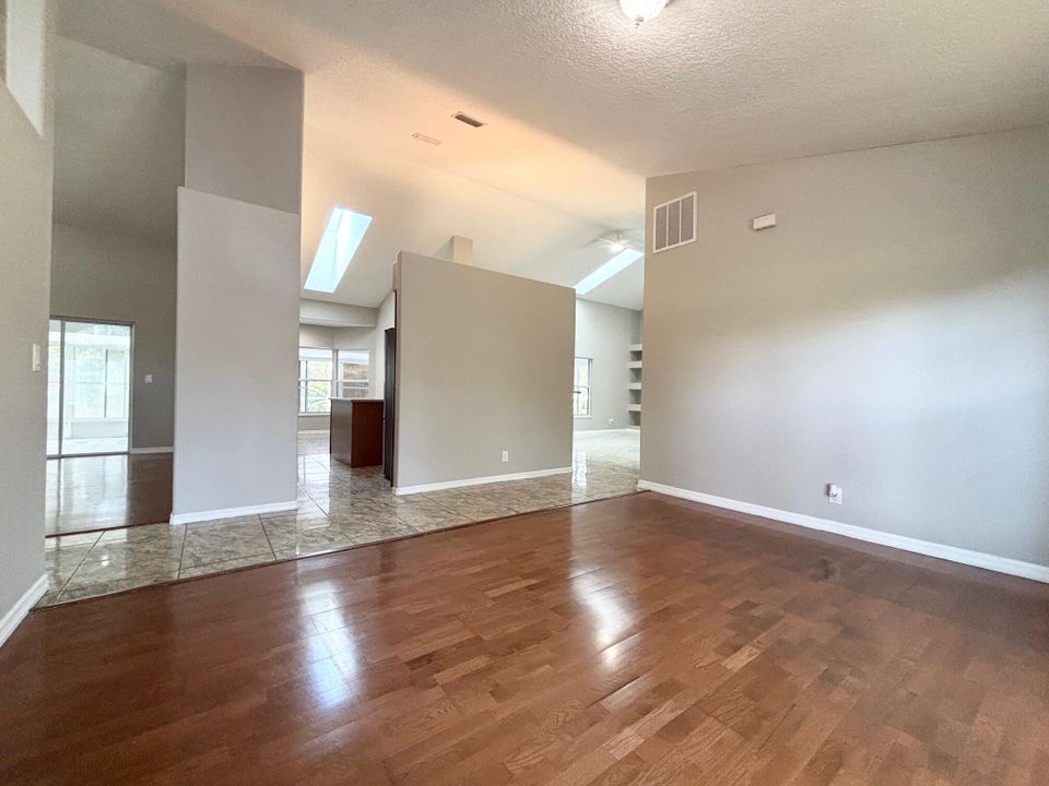 Activo con contrato: $499,000 (3 camas, 3 baños, 2443 Pies cuadrados)