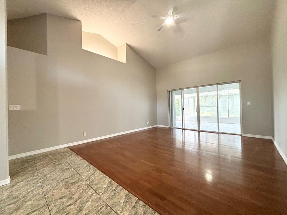 Activo con contrato: $499,000 (3 camas, 3 baños, 2443 Pies cuadrados)