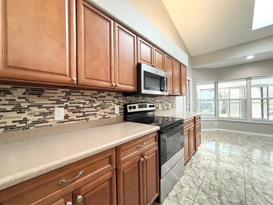 Activo con contrato: $499,000 (3 camas, 3 baños, 2443 Pies cuadrados)