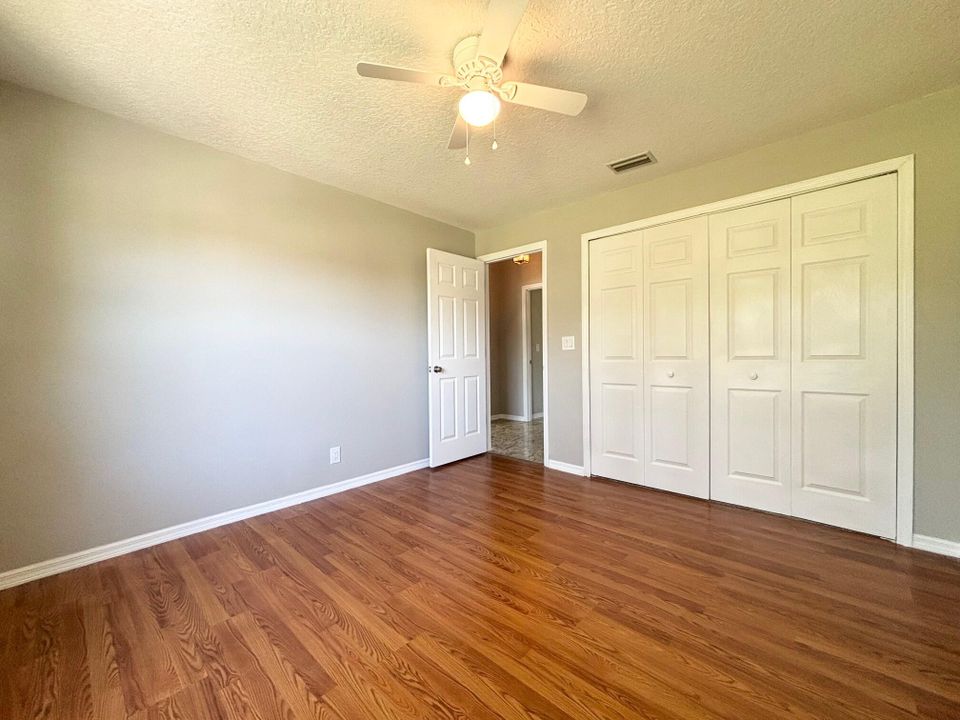 Activo con contrato: $499,000 (3 camas, 3 baños, 2443 Pies cuadrados)