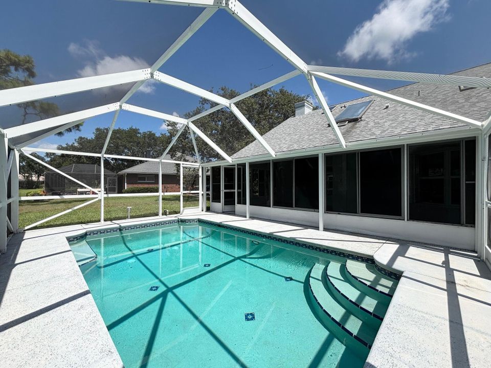 Activo con contrato: $499,000 (3 camas, 3 baños, 2443 Pies cuadrados)