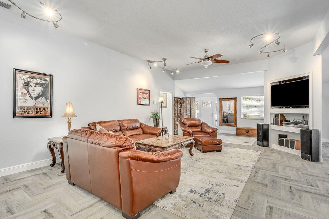 En Venta: $989,000 (2 camas, 2 baños, 1856 Pies cuadrados)