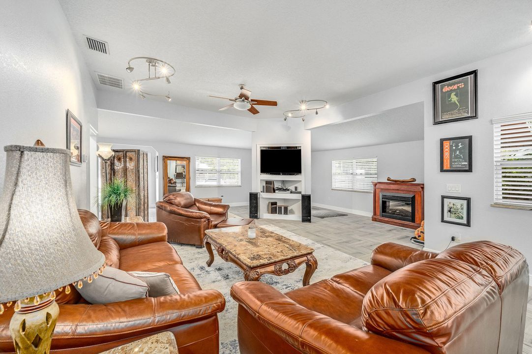 En Venta: $989,000 (2 camas, 2 baños, 1856 Pies cuadrados)