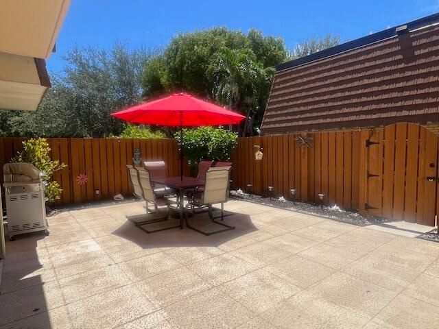 Active With Contract: $5,700 (2 beds, 2 baths, 1285 Square Feet)