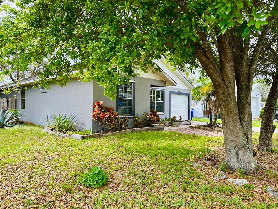 Под контрактом: $340,000 (3 спален, 2 ванн, 1436 Квадратных фут)