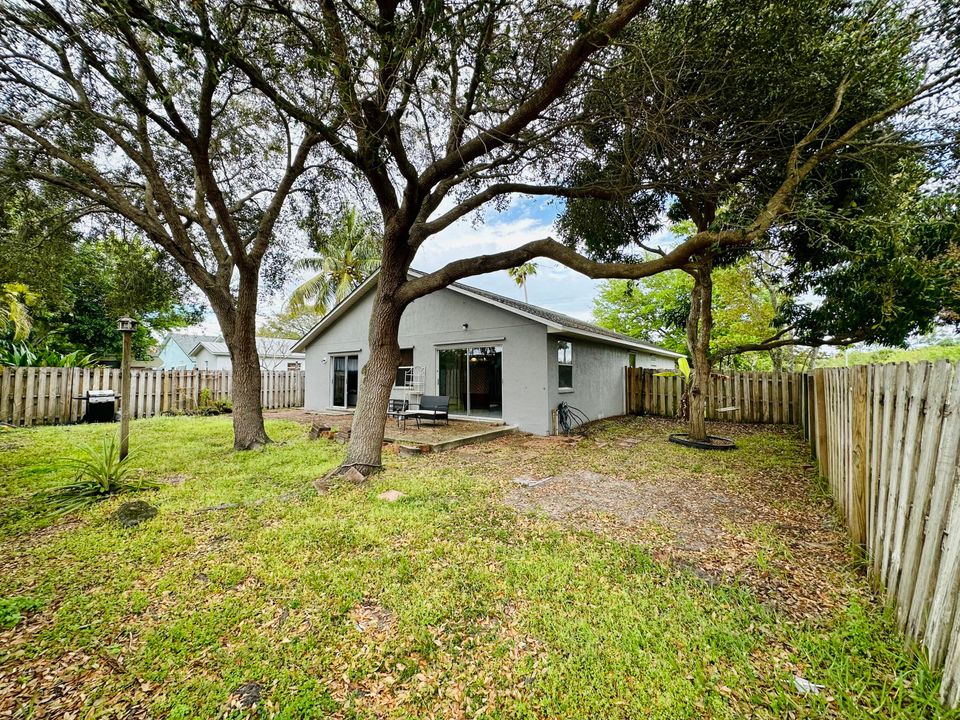 Под контрактом: $340,000 (3 спален, 2 ванн, 1436 Квадратных фут)