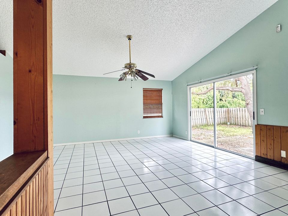 Под контрактом: $340,000 (3 спален, 2 ванн, 1436 Квадратных фут)