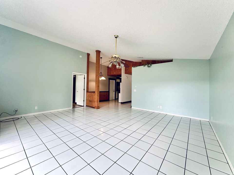 Под контрактом: $340,000 (3 спален, 2 ванн, 1436 Квадратных фут)