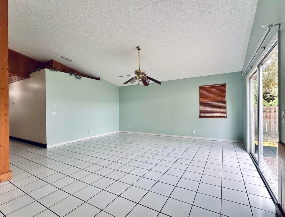 Под контрактом: $340,000 (3 спален, 2 ванн, 1436 Квадратных фут)