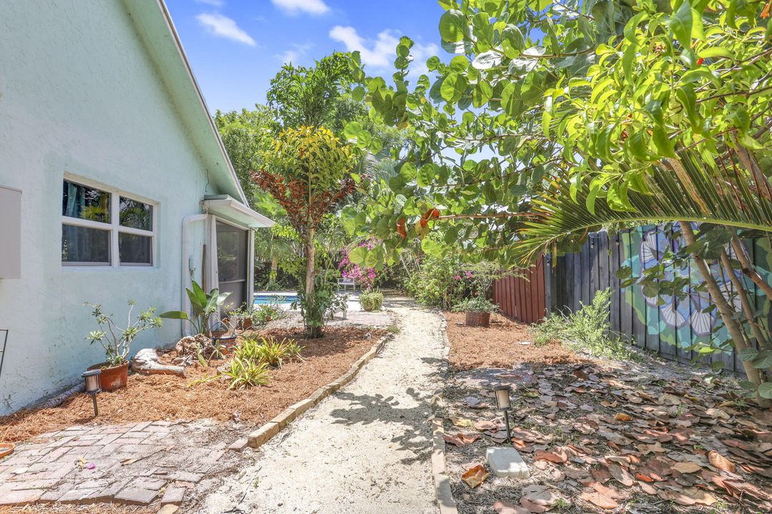 Active With Contract: $809,900 (3 beds, 2 baths, 1706 Square Feet)