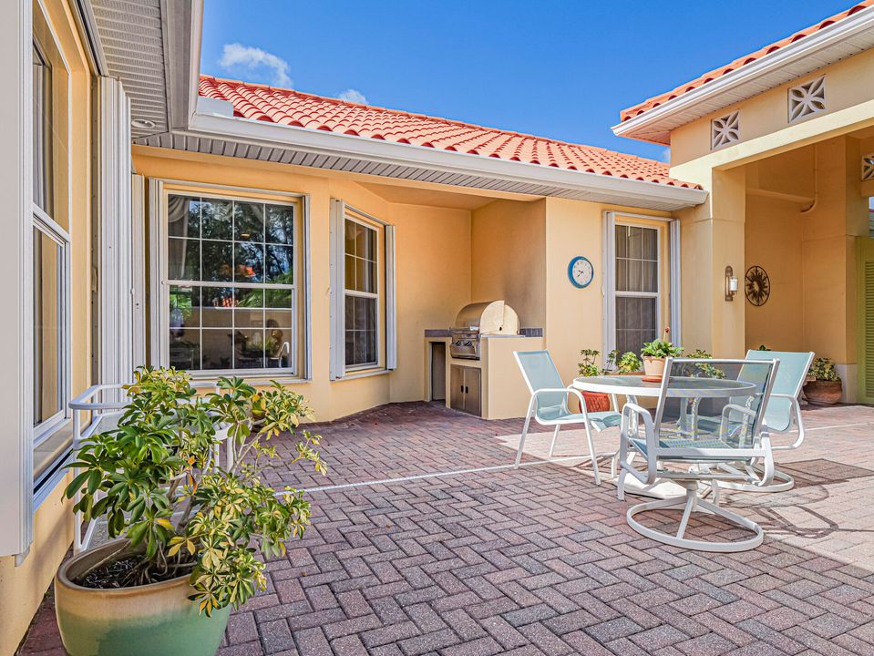 Activo con contrato: $499,000 (3 camas, 3 baños, 2427 Pies cuadrados)