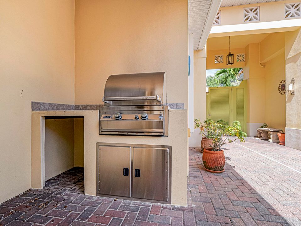 Activo con contrato: $499,000 (3 camas, 3 baños, 2427 Pies cuadrados)