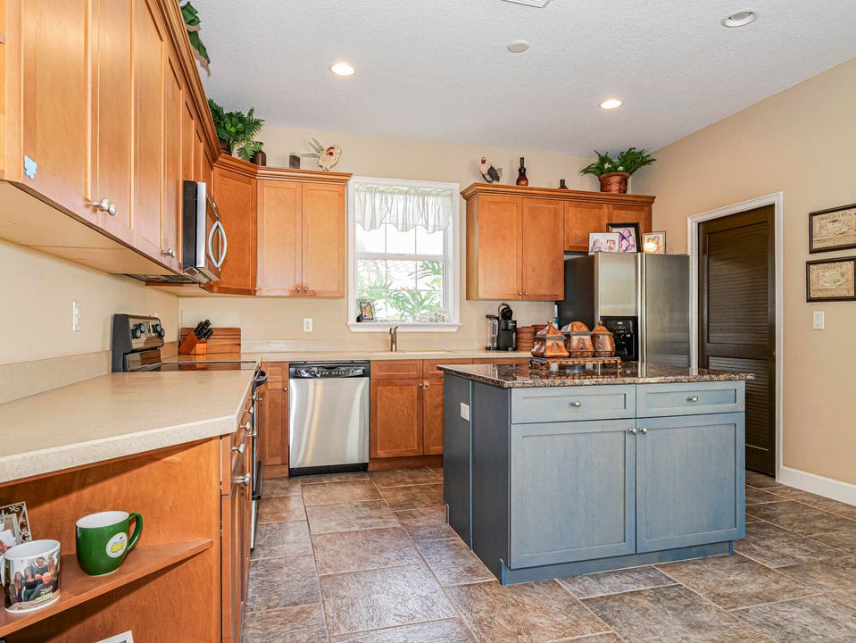 Activo con contrato: $499,000 (3 camas, 3 baños, 2427 Pies cuadrados)