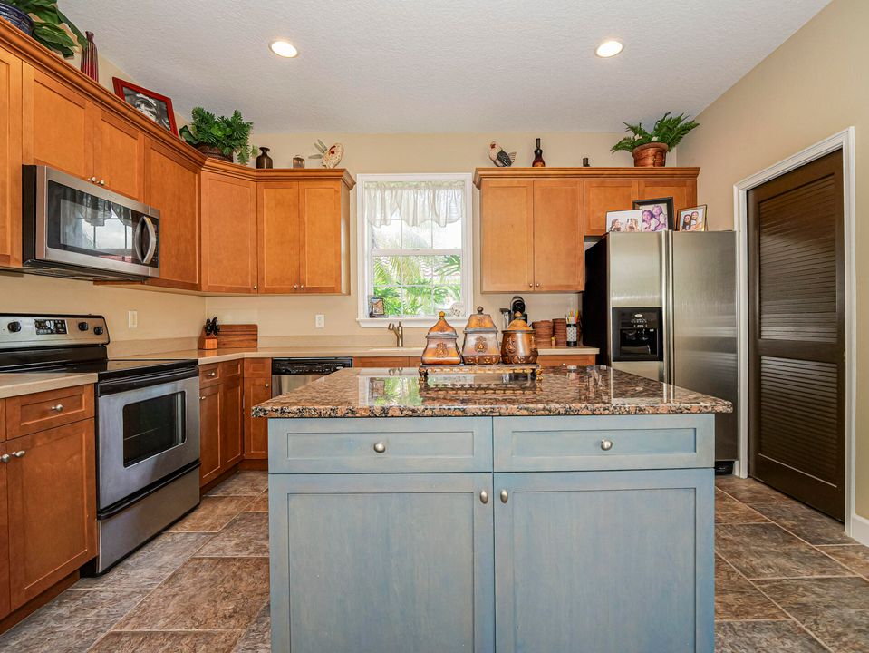 Activo con contrato: $499,000 (3 camas, 3 baños, 2427 Pies cuadrados)