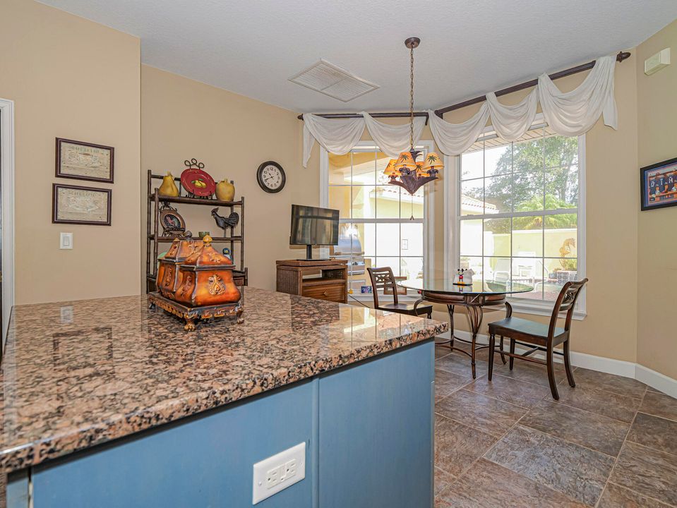 Activo con contrato: $499,000 (3 camas, 3 baños, 2427 Pies cuadrados)