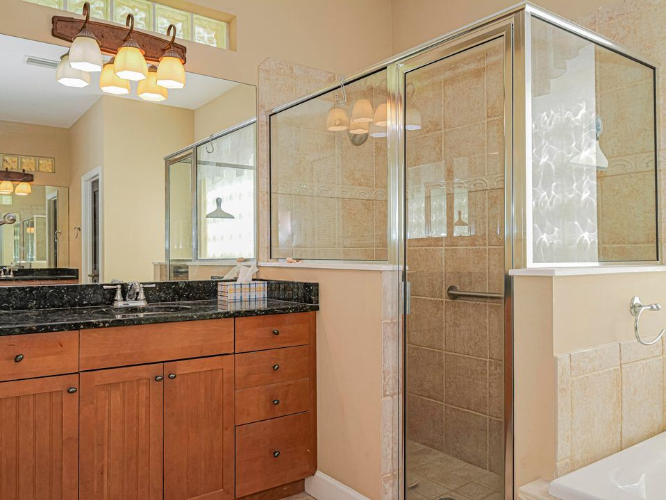 Activo con contrato: $499,000 (3 camas, 3 baños, 2427 Pies cuadrados)