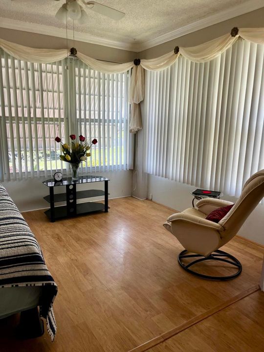 合同活跃: $1,500 (2 贝兹, 2 浴室, 1284 平方英尺)