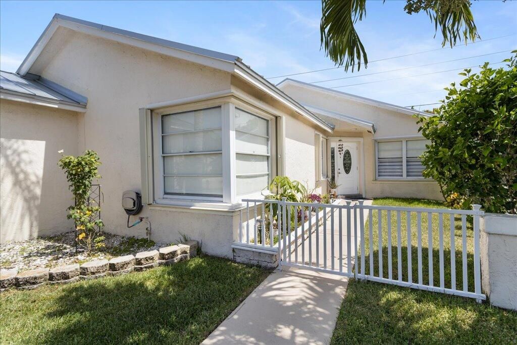 Active With Contract: $560,000 (3 beds, 2 baths, 1626 Square Feet)