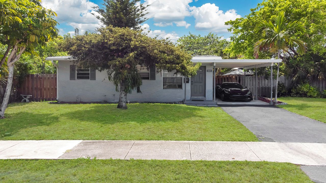 合同活跃: $399,000 (3 贝兹, 2 浴室, 825 平方英尺)