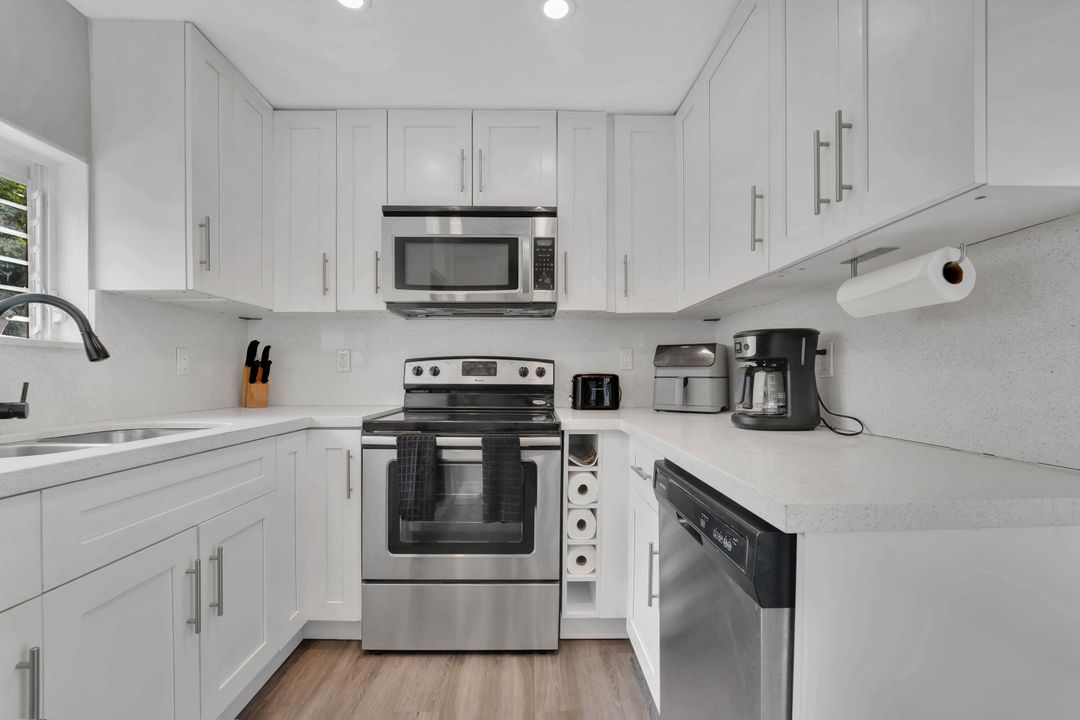 合同活跃: $399,000 (3 贝兹, 2 浴室, 825 平方英尺)